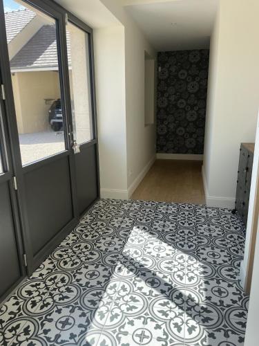 un couloir vide avec une porte et un étage dans l'établissement Le Clos des Gargouilles, à Bligny-lès-Beaune