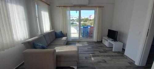 a living room with a couch and a television at Rahat Ev in Bodrum City