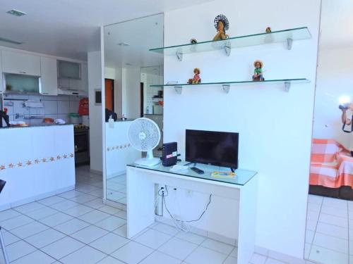 Habitación con escritorio y ordenador. en Apartamento Vernazza Aconchegante en Maceió