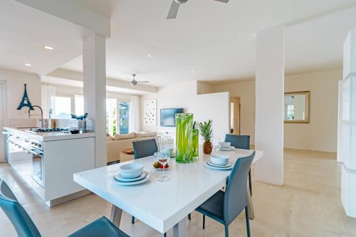 a dining room and kitchen with a white table and chairs at Sombre 14-E in Santa Cruz