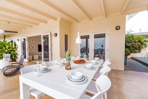 a white dining room with a white table and chairs at Sombre 14-E in Santa Cruz