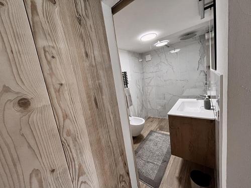 A bathroom at Loft Malga Laghetto