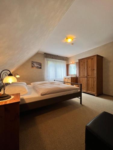 - une chambre avec un grand lit dans l'établissement Aparts4ring Nürburg, à Nürburg