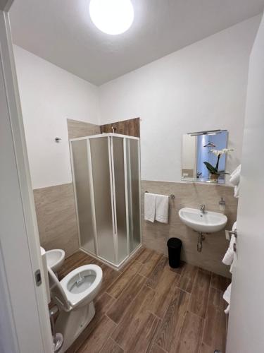 La salle de bains est pourvue d'une douche, de toilettes et d'un lavabo. dans l'établissement We Love Tower Self Check-In, à Pise
