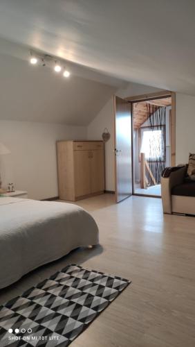 ブワディスワボボにあるUroczy domek z baliá z jacuzziのベッドルーム1室(ベッド1台、チェッカー付きラグ付)