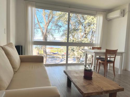 Zona de estar de Espectacular departamento sobre la laguna para parejas