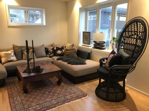 a living room with a couch and a chair at Stort hus i Porsgrunn sentrum med raskt, pålitelig internett og gratis parkering in Porsgrunn