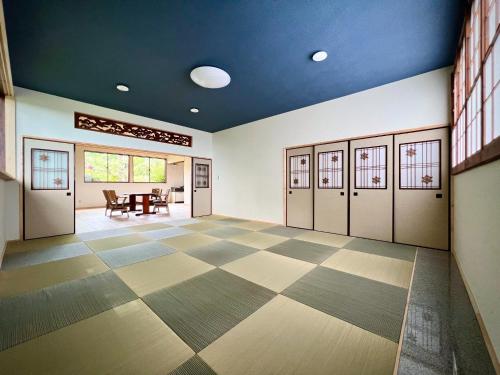 a large room with a checkered floor and doors at Kiyo's Gokokuen "Tatsumado" - Vacation STAY 26825v in Kasama