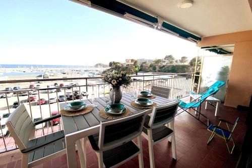 - Balcón con vistas, mesa de comedor y sillas en La Casa De Papou I, en Sant Feliu de Guíxols