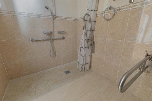 eine Dusche im Bad mit Duschvorhang in der Unterkunft Hotel Vila Calella in Calella