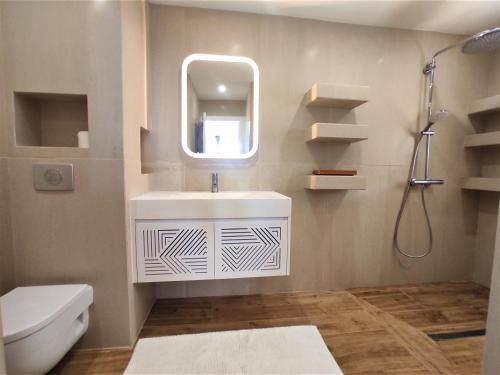 La salle de bains est pourvue d'un lavabo et d'un miroir. dans l'établissement TAHITI - Raimiti Dream Apartment, à Fa'a'ā