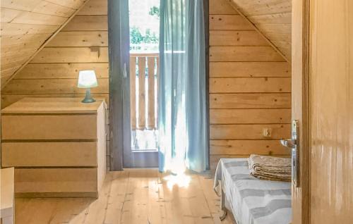 een slaapkamer met een bed en een groot raam bij 2 Bedroom Cozy Home In Jaroslawiec in Jarosławiec