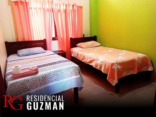 2 Betten in einem Zimmer mit grünen und gelben Wänden in der Unterkunft Residencial Guzmán 1 in Yacuiba