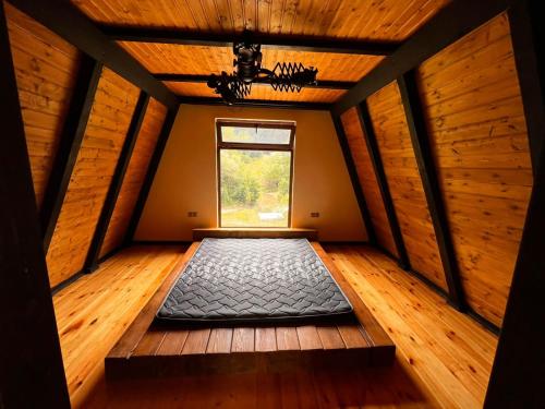 安布羅勞里的住宿－Wild Escape Racha，窗户客房内的一张床垫