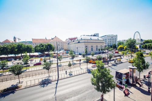 una vista aérea de una calle de una ciudad en Exclusive Colourful Flat in the city, en Budapest
