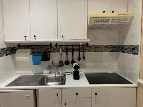 A kitchen or kitchenette at ¡ENCANTADOR ESTUDIO CON VISTAS! Edificio Albatros