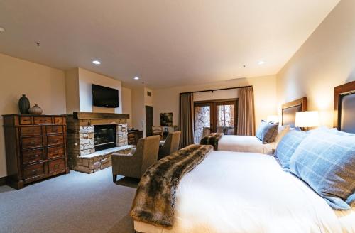 sypialnia z dużym łóżkiem i kominkiem w obiekcie Deluxe Two Queen Room with Fireplace Hotel Room w mieście Park City