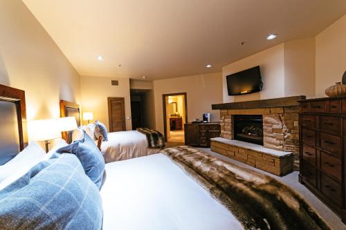 um quarto com 2 camas e uma lareira em Deluxe Two Queen Room with Fireplace Hotel Room em Park City