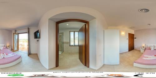 a bathroom with two beds and a mirror at Agriturismo IL VECCHIO OLIVO in Castagneto Carducci