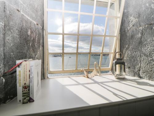 uma janela num quarto com vista para o oceano em Clarence Riverside, Royal William Yard em Plymouth