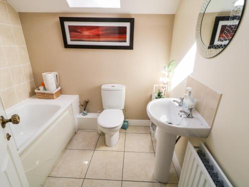 łazienka z toaletą i umywalką w obiekcie 4 The Cloisters w mieście Bushmills