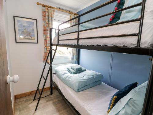 a bunk bed room with two bunk beds in a room at Porthwen Lodge in Amlwch