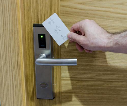 a person holding a piece of paper in a door handle at Hostal Libertad in Gijón