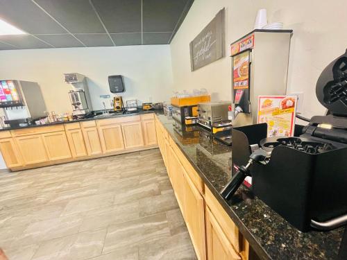 Кухня или мини-кухня в FairBridge Inn & Suites Cuero

