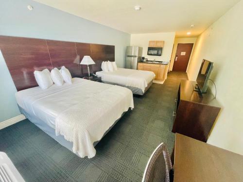 Кровать или кровати в номере FairBridge Inn & Suites Cuero