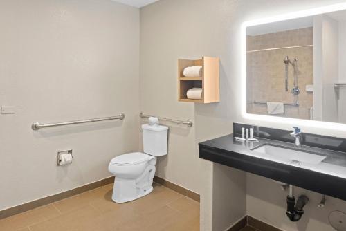 Koupelna v ubytování Days Inn by Wyndham San Diego-East/El Cajon