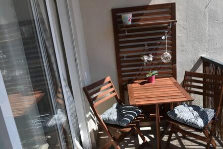d'une table et de chaises en bois sur un balcon. dans l'établissement Spectacular Apartment 8 pax/4 rooms & Free Parking, à Malaga
