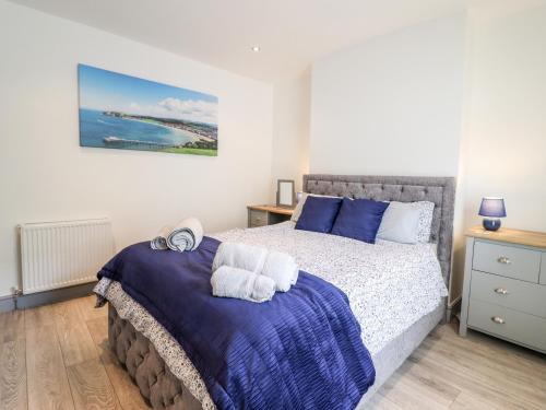 Un dormitorio con una cama con toallas. en Owen Villa, en Llandudno