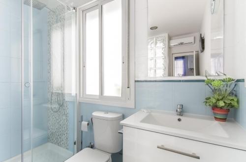 La salle de bains est pourvue de toilettes, d'un lavabo et d'une douche. dans l'établissement FANTÁSTICO APARTAMENTO MADRID RIÓ-PUERTA DEL ÁNGEL, à Madrid