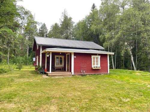馬隆的住宿－HomeSweetSweden，田间中的一个红色小房子