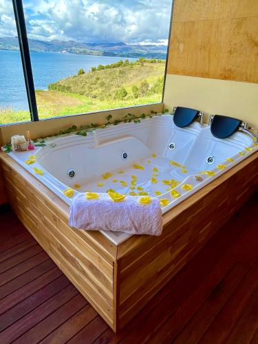 a jacuzzi tub with a view of the ocean at La Puerta Del Lago ECOPARQUE in Tota