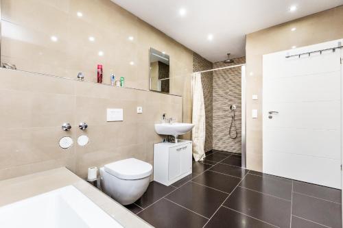 Komfort Design Wohnung Köln tesisinde bir banyo