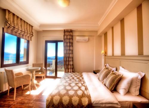 卡斯托里亞的住宿－繁星美景酒店，酒店客房设有床和窗户。
