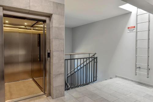 un ascensor en un edificio con una puerta de metal en Apartament na Zlotej Podkowie 2 en Glogovia