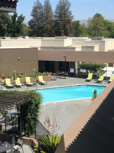 a view of a pool at a hotel at Sonesta Silicon Valley in Milpitas