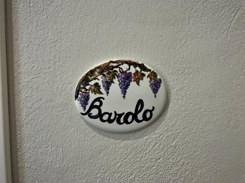 um botão numa parede com a palavra bondo sobre ele em Casa Patrito - Appartamento Barolo em Barolo