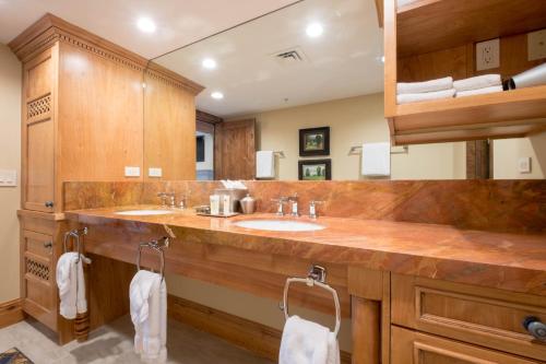een badkamer met 2 wastafels en een grote spiegel bij Three Bedroom Suite apartment hotel in Park City