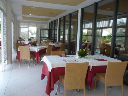 Un restaurant sau alt loc unde se poate mânca la Elaia Garden Hotel
