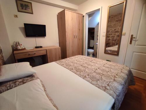 Un ou plusieurs lits dans un hébergement de l'établissement Guesthouse Mirula