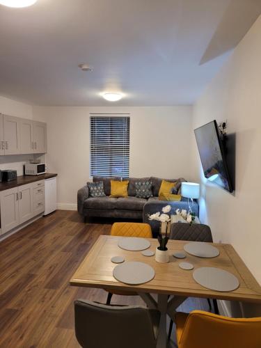 ein Wohnzimmer mit einem Tisch und einem Sofa in der Unterkunft Waterdale Lodge in Galway