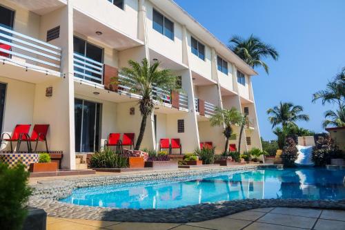 un hotel con piscina frente a un edificio en VF Villa Florencia Hotel, en Veracruz