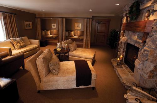 Ein Sitzbereich in der Unterkunft Stein Eriksen Lodge Deer Valley