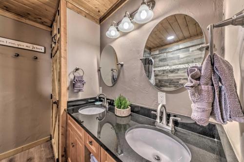 Koupelna v ubytování Ruidoso Cabin with Patio - Walk to Midtown!