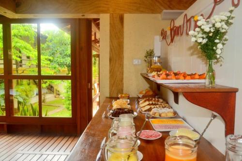 Makanan di atau berdekatan rumah tamu ini