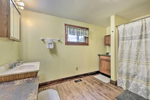 y baño con lavabo y ducha. en Historic Vermont Ski House with Mountain Views! en Roxbury