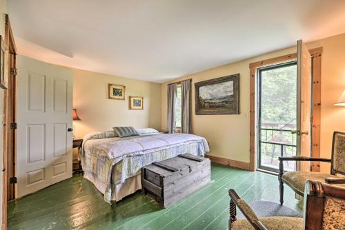 um quarto com uma cama, uma secretária e uma janela em Historic Vermont Ski House with Mountain Views! em Roxbury